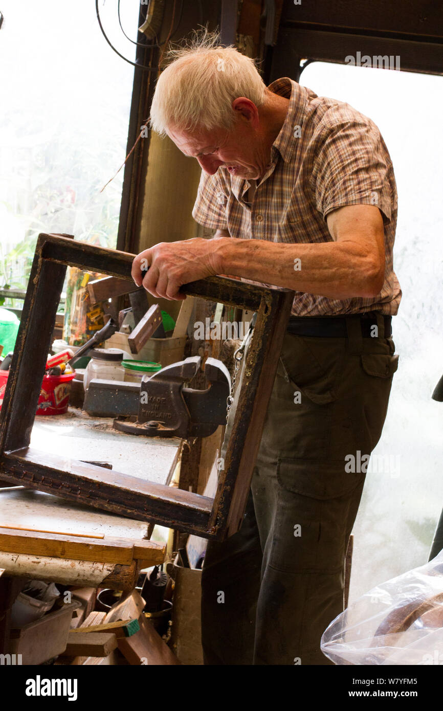 Apicoltore realizzare telai per le api mellifere, Usk, Gwent, Wales, Regno Unito. Agosto 2014. Foto Stock