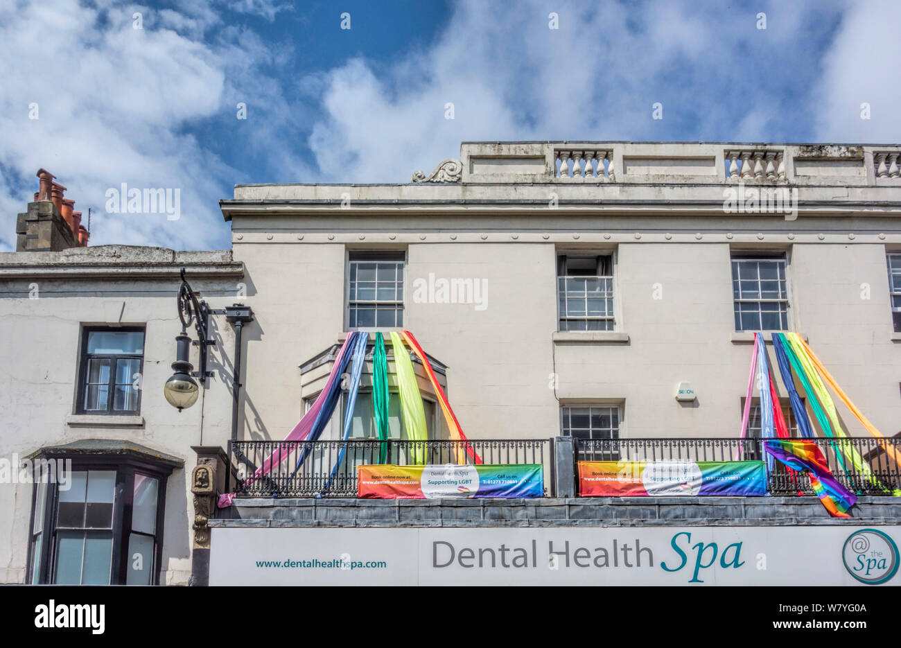 Salute dentale edificio termale con orgoglio LGBT nastri colorati a sostegno di LGBT Pride Brighton 2019 Foto Stock