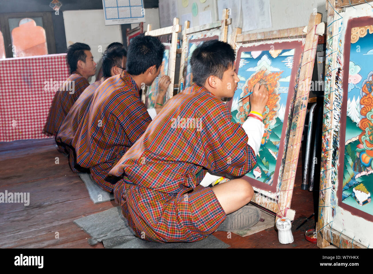 Classe di pittura presso l'Istituto Nazionale di Zorig Chusm (scuola di arti) in Thimphu. Il Bhutan, ottobre 2014. Foto Stock