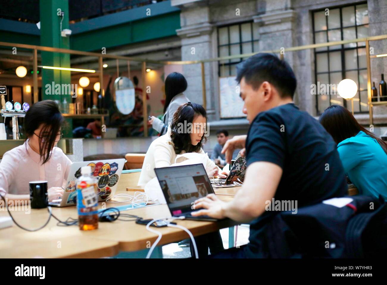 Il cinese dipendenti lavorano presso un WeWork co-lo spazio di lavoro in Cina a Shanghai, 28 febbraio 2017. Il vasto mercato per co-spazi di lavoro in Cina è benvenuto Foto Stock