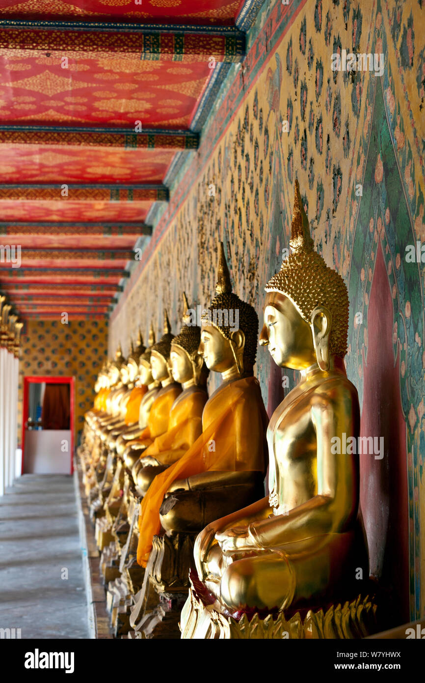 Golden Statue di Buddha (chiamando la terra a testimoniare la postura) in una fila, Wat Arun, Bangkok. Thailandia, settembre 2014. Foto Stock