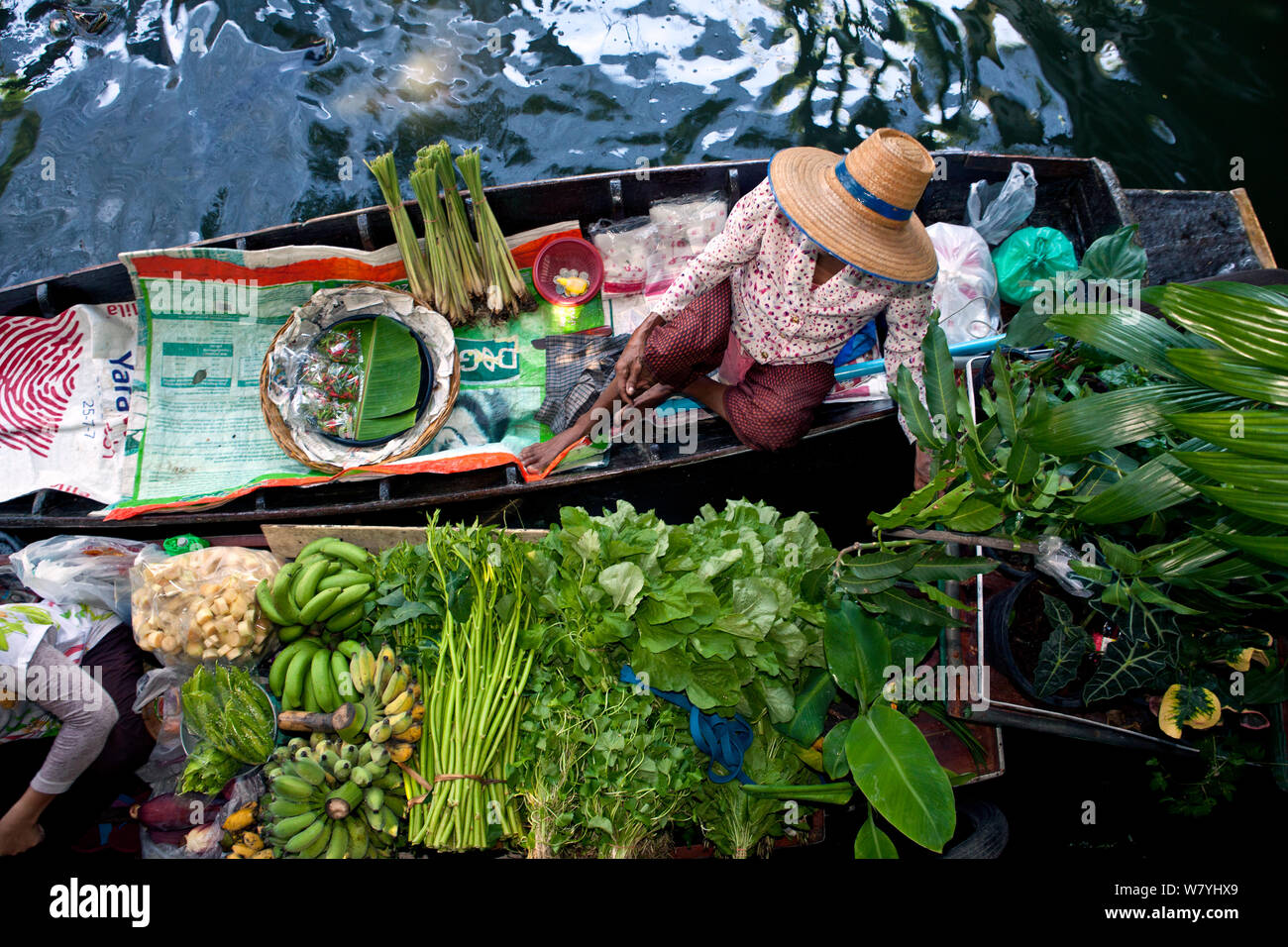 Barche cariche di frutta e verdura da vendere al Ladmayom Mercato Galleggiante vicino a Bangkok, Thailandia, settembre 2014. Foto Stock