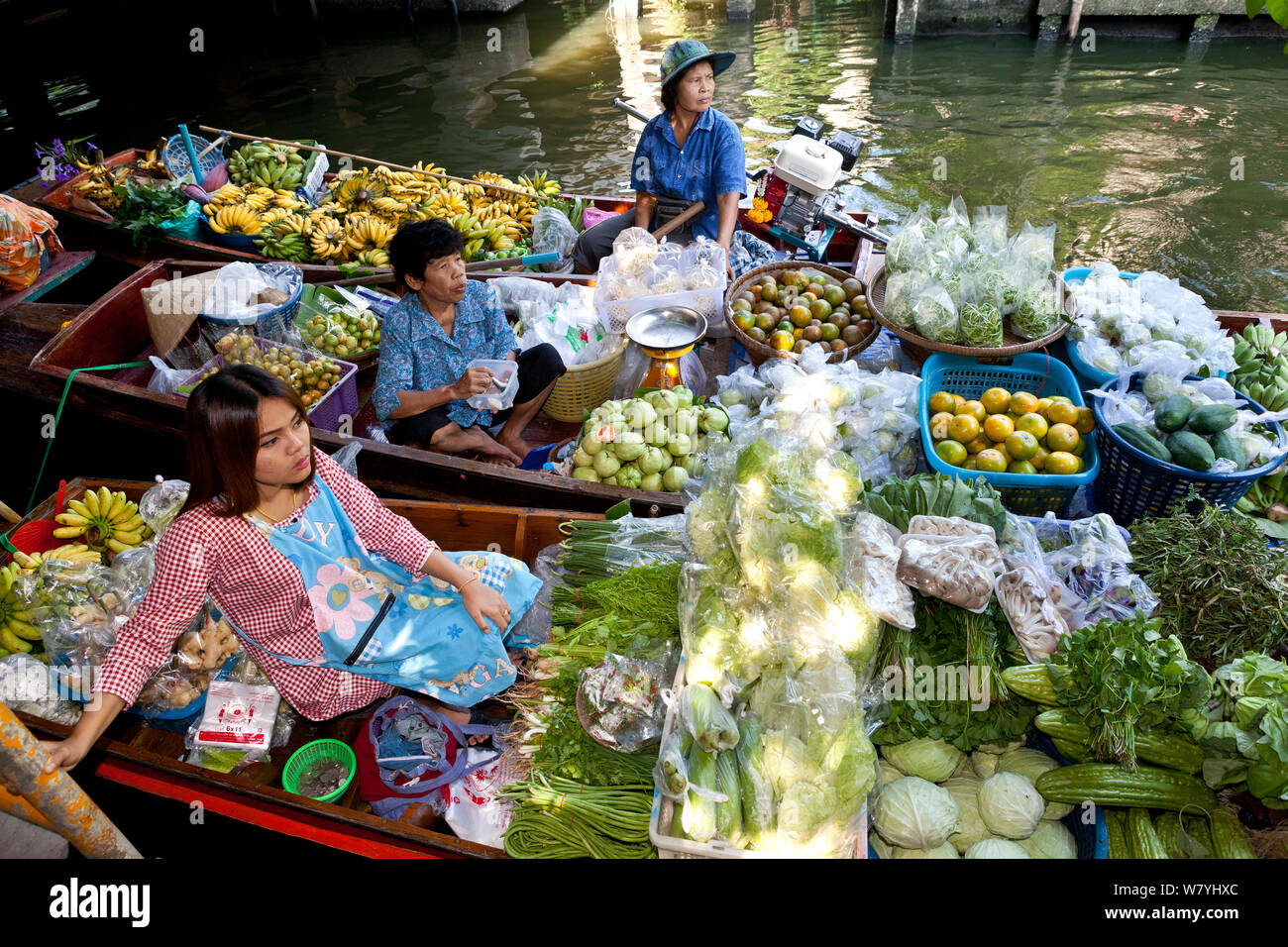 Barche cariche di frutta e verdura da vendere al Ladmayom Mercato Galleggiante vicino a Bangkok, Thailandia, settembre 2014. Foto Stock