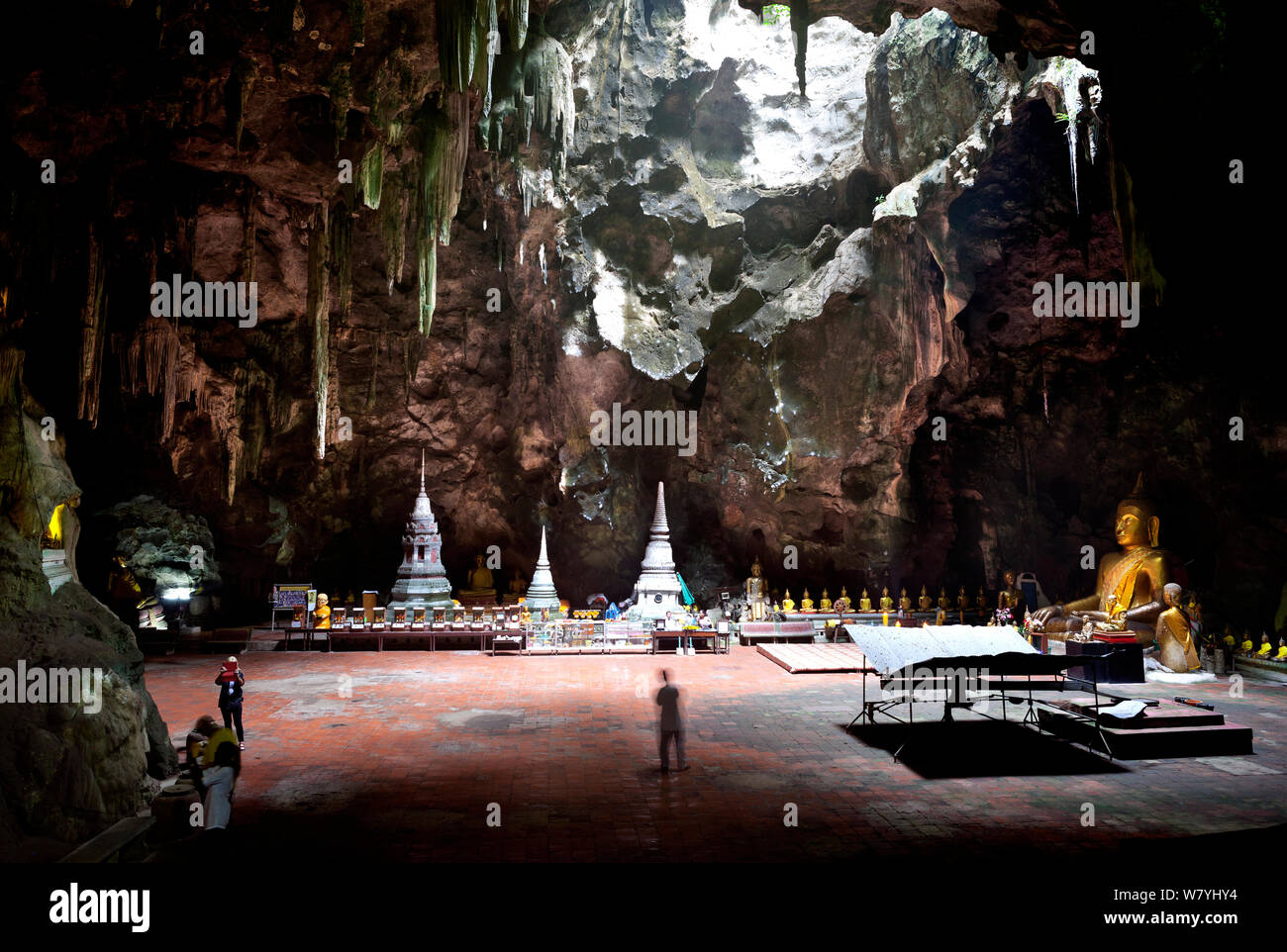 Santuario buddista in Khao Luang Grotta, Phetchaburi. Thailandia, settembre 2014. Foto Stock