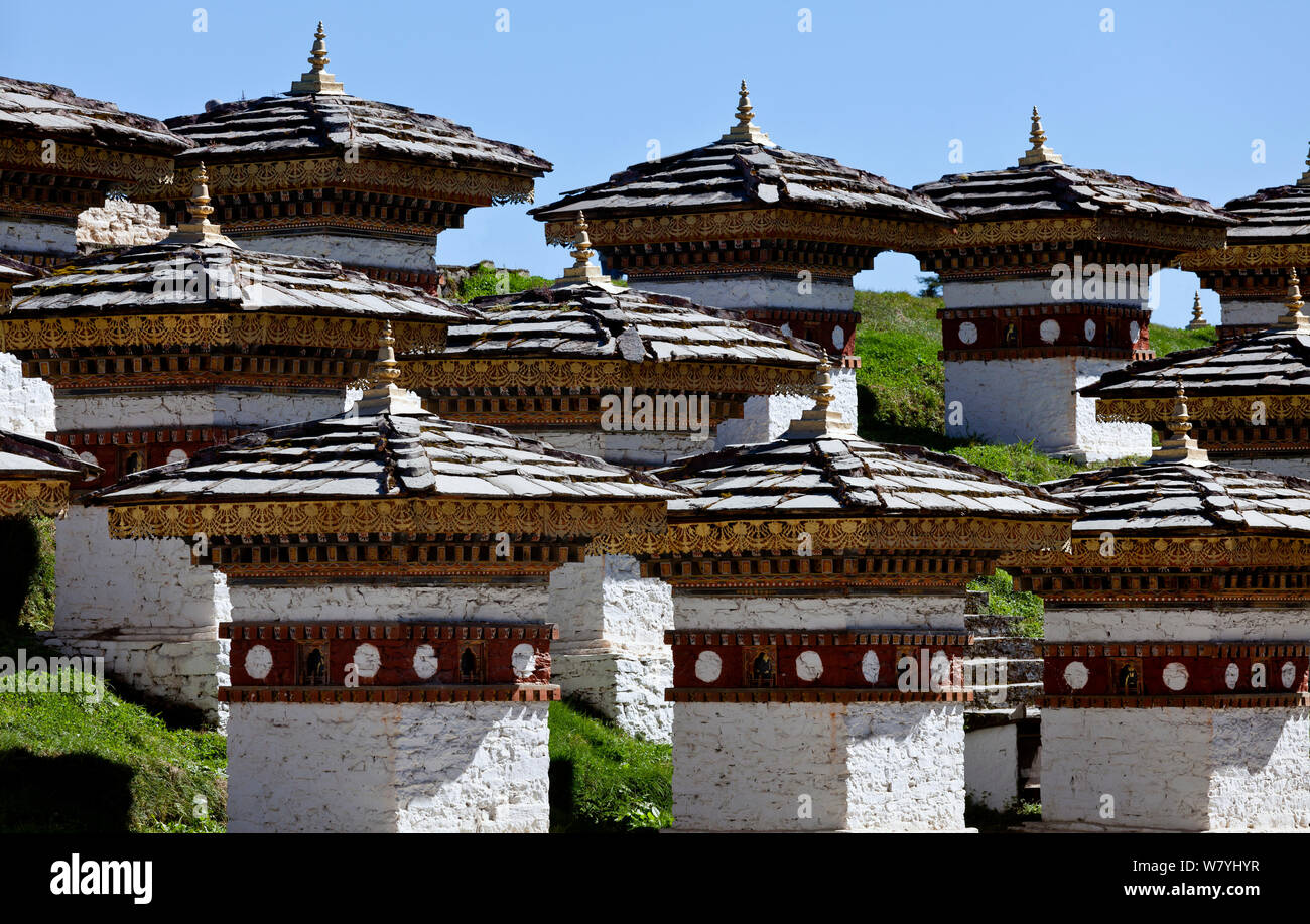 Alcuni dei 108 Stupas costruito a Dochula Pass, sulla strada tra Paro e Thimphu, Bhutan, ottobre 2014. Foto Stock