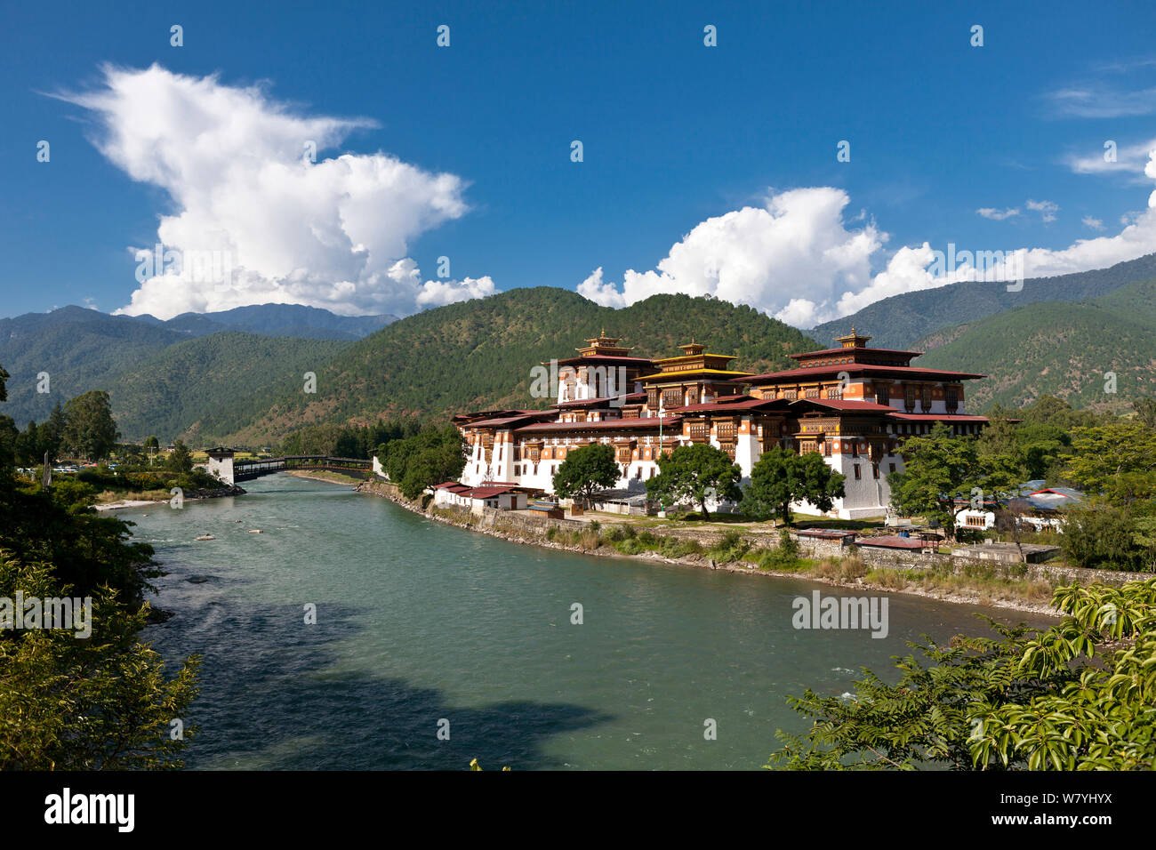 Punakha Dzong, costruito sulla confluenza del Mo Chhu e Pho Chhu River. Il Bhutan, ottobre 2014. Foto Stock