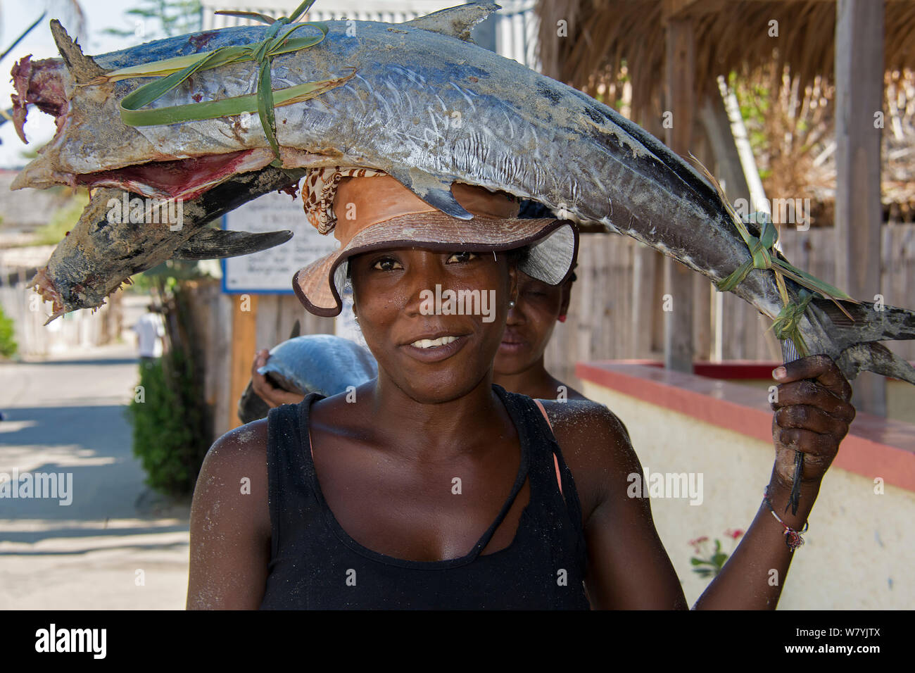 Donna che trasportano il pesce sulla testa, Morondave, Madagascar. Novembre 2014. Foto Stock