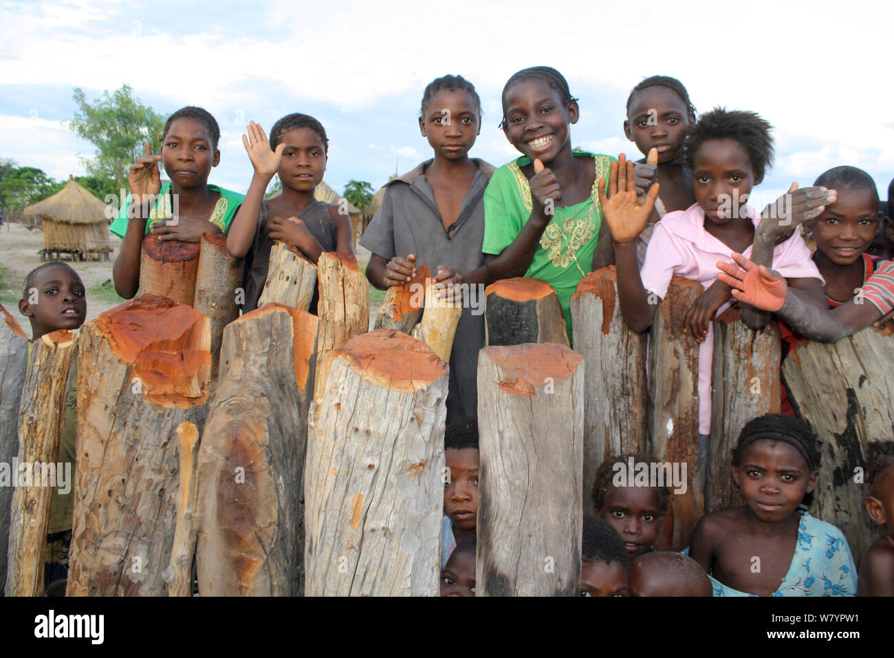 Lozi bambini Sorridendo e agitando, Sioma Nqwezi Park, Zambia. Novembre 2010. Foto Stock
