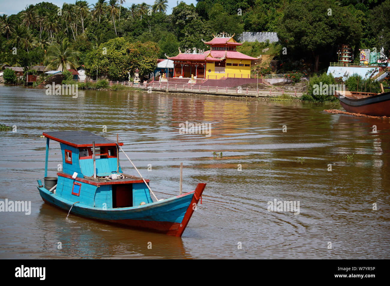 Blu brillante barca, Singkawang, West Kalimantan, Borneo Indonesiano. Luglio 2010. Foto Stock