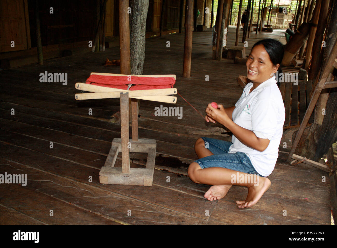 La tessitura tradizionale Iban pua kumbu tessuto, in longhouse dayak, Pontianak, West Kalimantan, Borneo Indonesiano. Agosto 2010. Foto Stock