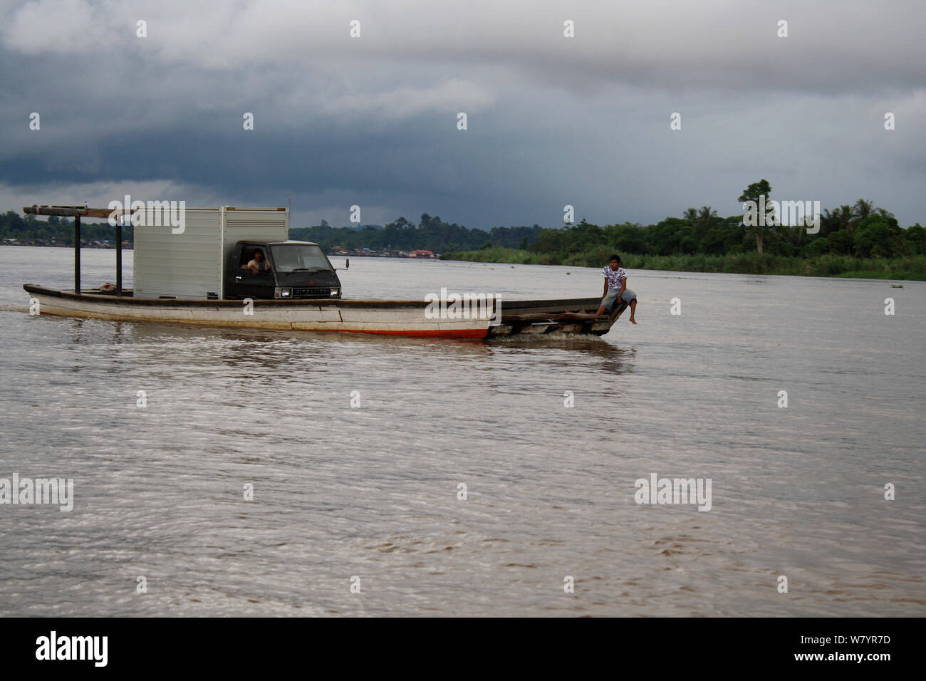 Imbarcazione utilizzata per il trasporto di merci sul fiume, Balipapan, East Kalimantan. Borneo. Giugno 2010. Foto Stock