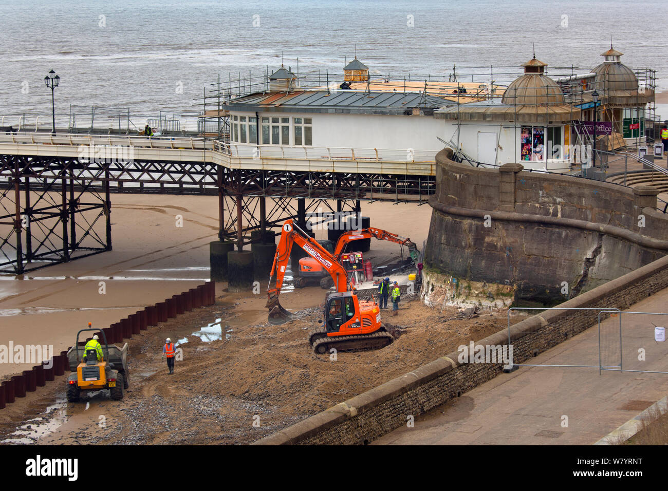 Riparazioni a Cromer mare muro dopo i picchi di marea in dicembre 2013, Norfolk, Inghilterra, Regno Unito. Gennaio 2015. Foto Stock