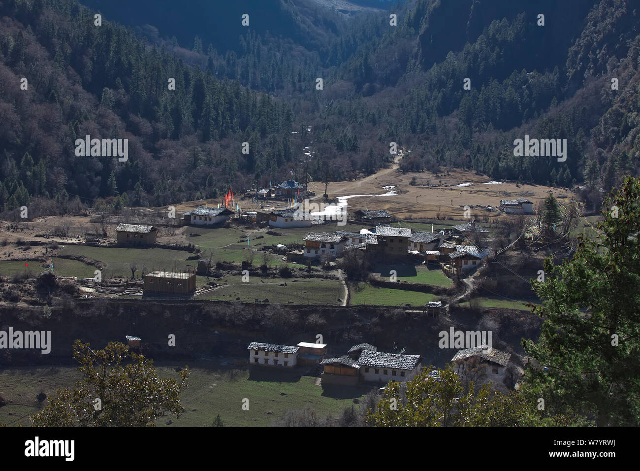 Villaggio nella valle vicino al Lantsang fiume Mekong Kawakarpo montagna, meri Snow Mountain National Park, nella provincia dello Yunnan in Cina. Gennaio 2010. Foto Stock