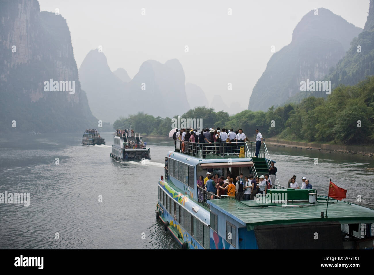 Barche Tour sulle rive di un fiume. Foto Stock
