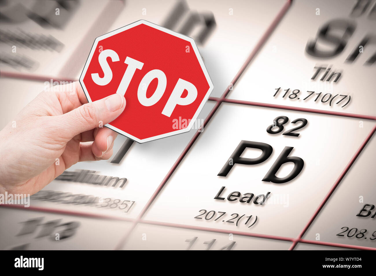 Arrestare i metalli pesanti - Concetto di immagine con la mano che regge un simbolo di arresto contro un filo elemento chimico con il Mendeleev tavola periodica in background Foto Stock