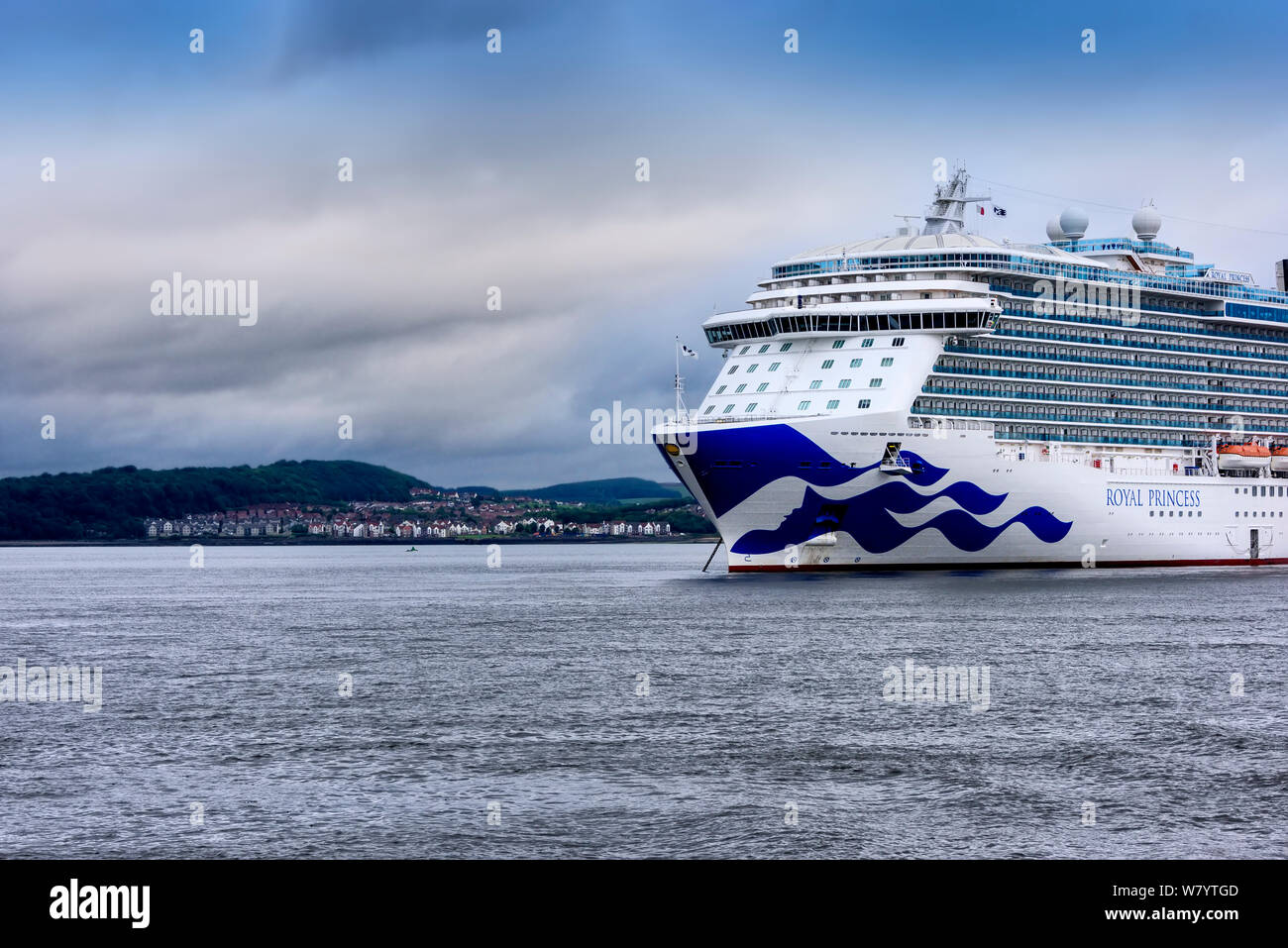 South Queensferry, Scozia - Agosto 14, 2018: Princess nave da crociera, il Royal Princess, ancorato nel Firth of Forth per il trasporto di passeggeri a th Foto Stock