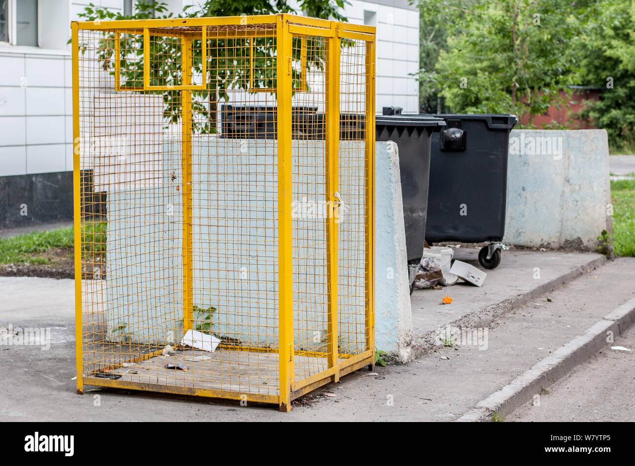 Maglia di ferro per la plastica dei rifiuti per il riciclo e bidoni della spazzatura per rifiuti solidi urbani in città street Foto Stock