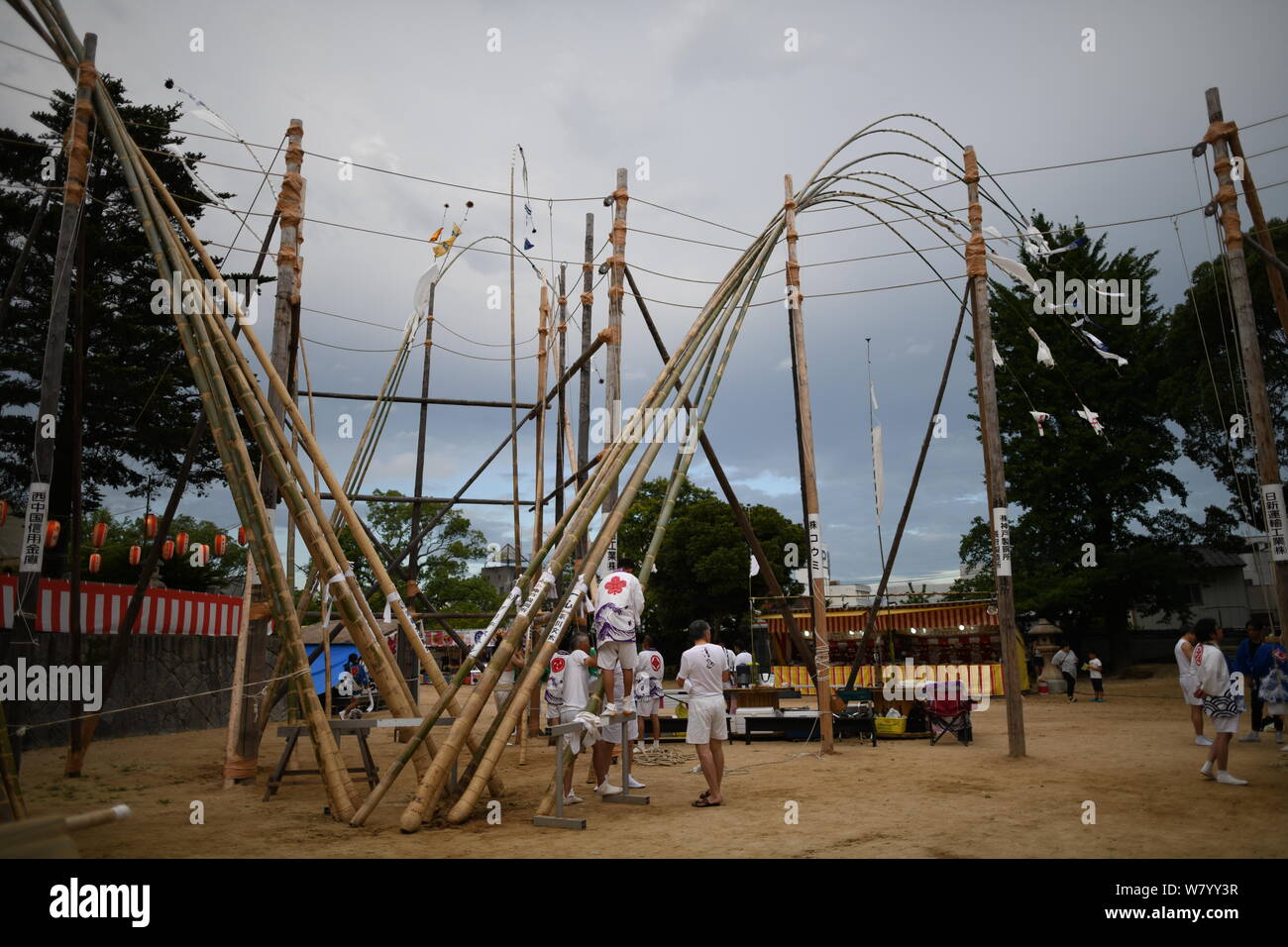 SHIMONOSEKI, Giappone - agosto 07: i partecipanti preparano una lunga poli di bambù durante l'annuale Festival Suhoutei Iminomiya al Santuario il 7 agosto 2019 a Chofu, Shimonoseki, prefettura di Yamaguchi, Giappone. La festa risale al II secolo, ogni anno la popolazione locale si riuniranno presso il santuario composto a camminare intorno a un gigante di pietra con molto alti labrums bambù attaccato al loro corpo durante la riproduzione attraverso i suoni di gong e tamburi taiko. Credito: Aflo Co. Ltd./Alamy Live News Foto Stock