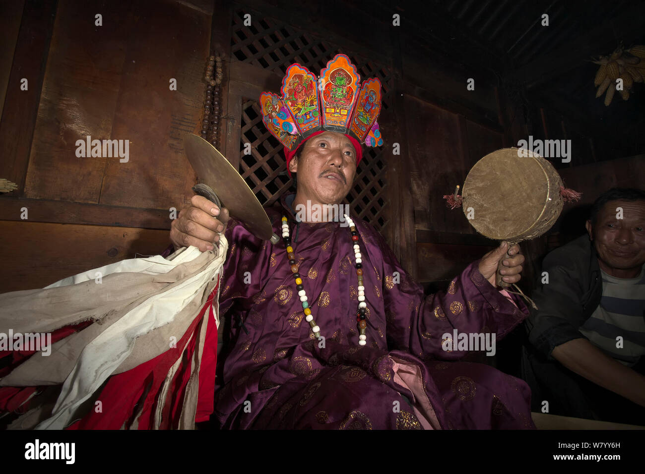 Naxi sciamano di eseguire la cerimonia, Yunnan, Cina, luglio 2010. Foto Stock