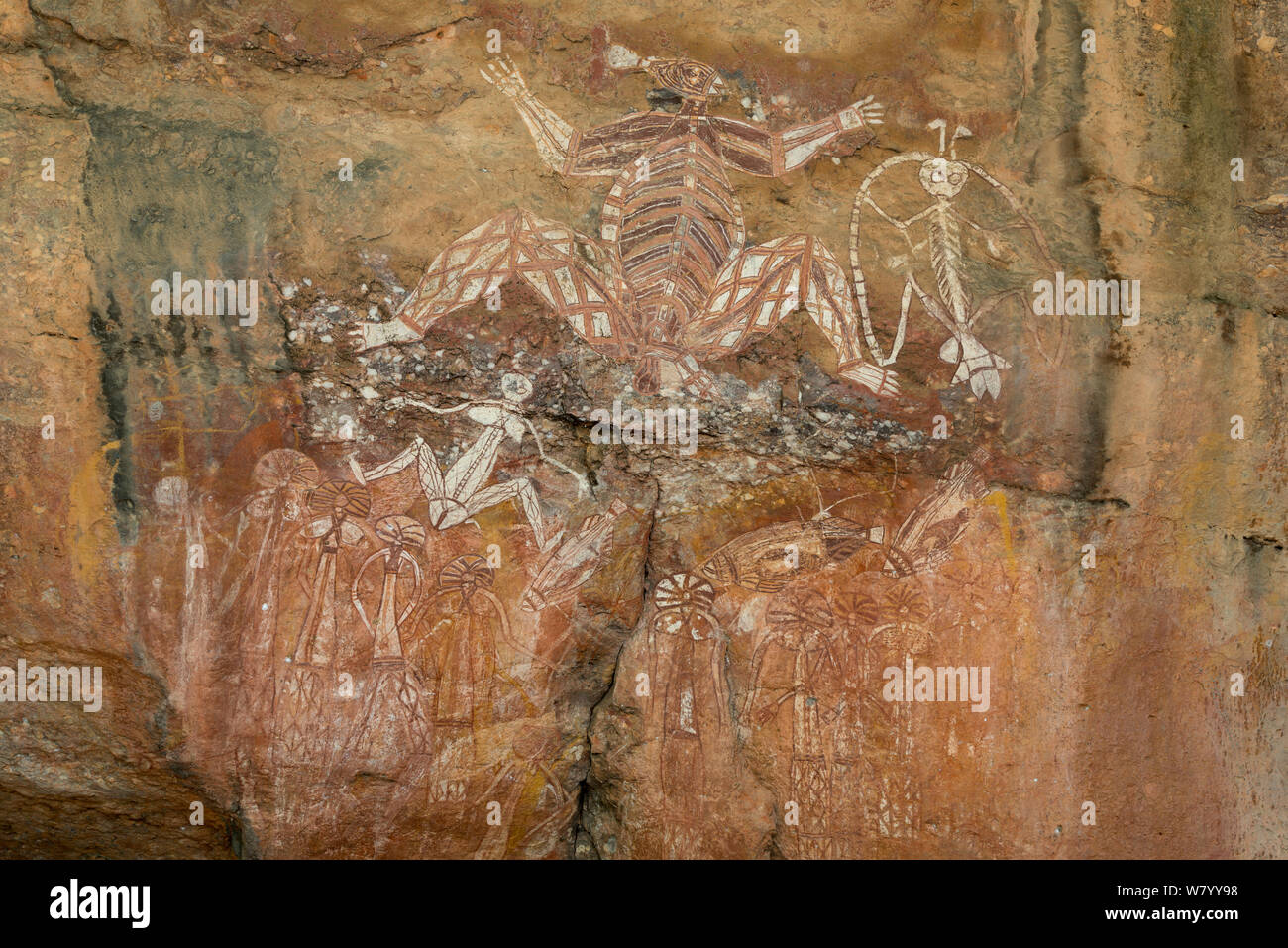 Arte rupestre degli Aborigeni di figura maschile, il Parco Nazionale Kakadu, Territorio del Nord, l'Australia. Dicembre 2012. Foto Stock