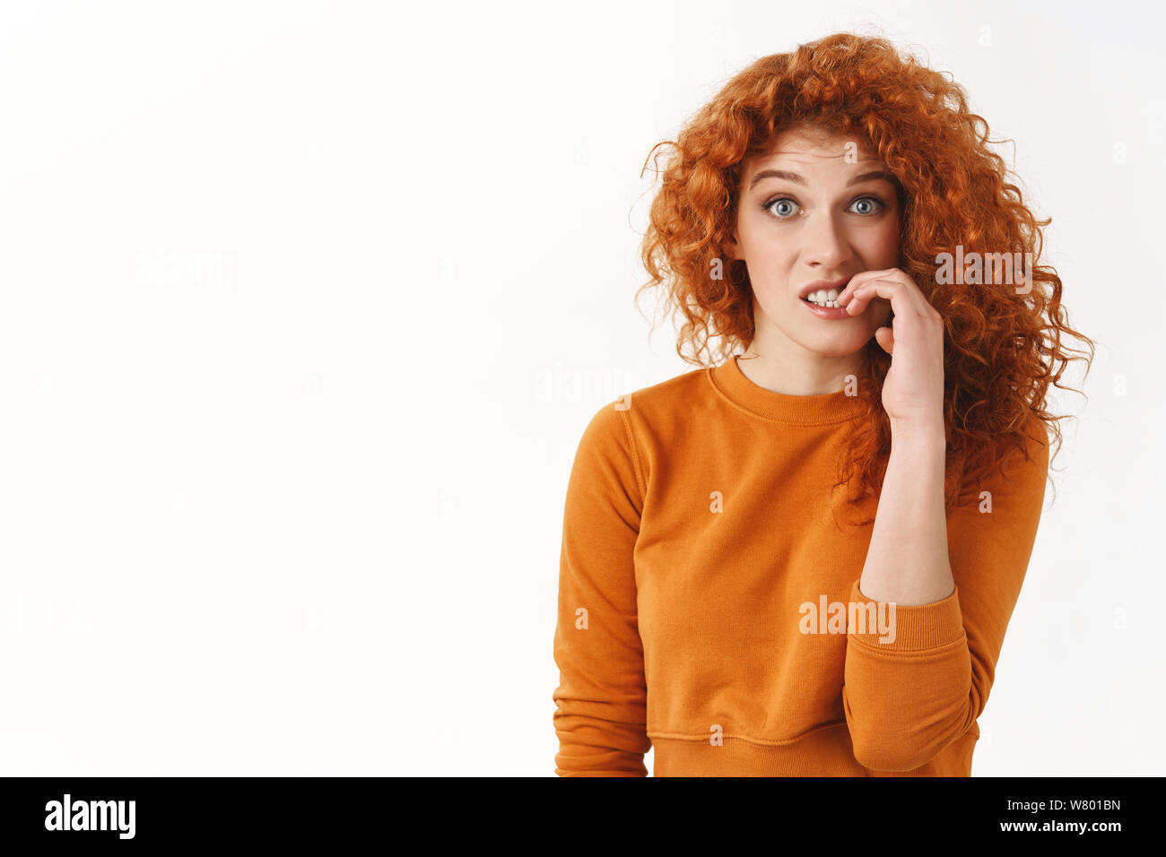 Sistema nervoso silly redhead carino donna con capelli ricci mordere le  unghie situazione imbarazzante, sensazione di colpevolezza rendendo piccolo  errore report, guarda interessato e d Foto stock - Alamy