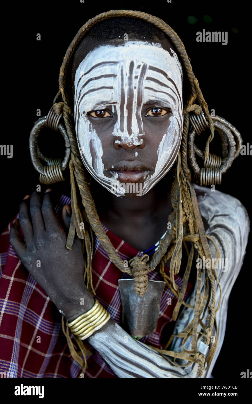 La ragazza con gli abiti tradizionali e ornamenti. Tribù dei Mursi, Parco Nazionale di Mago. Etiopia, Novembre 2014 Foto Stock