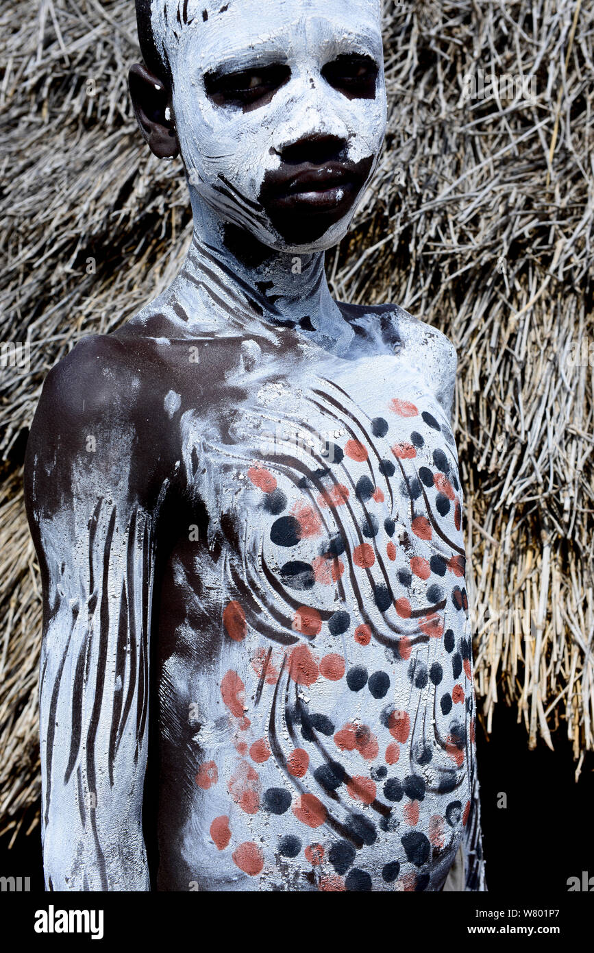Karo ragazzo con pelle decorativo dipinto. Karo tribù, Omo, Etiopia, Novembre 2014 Foto Stock