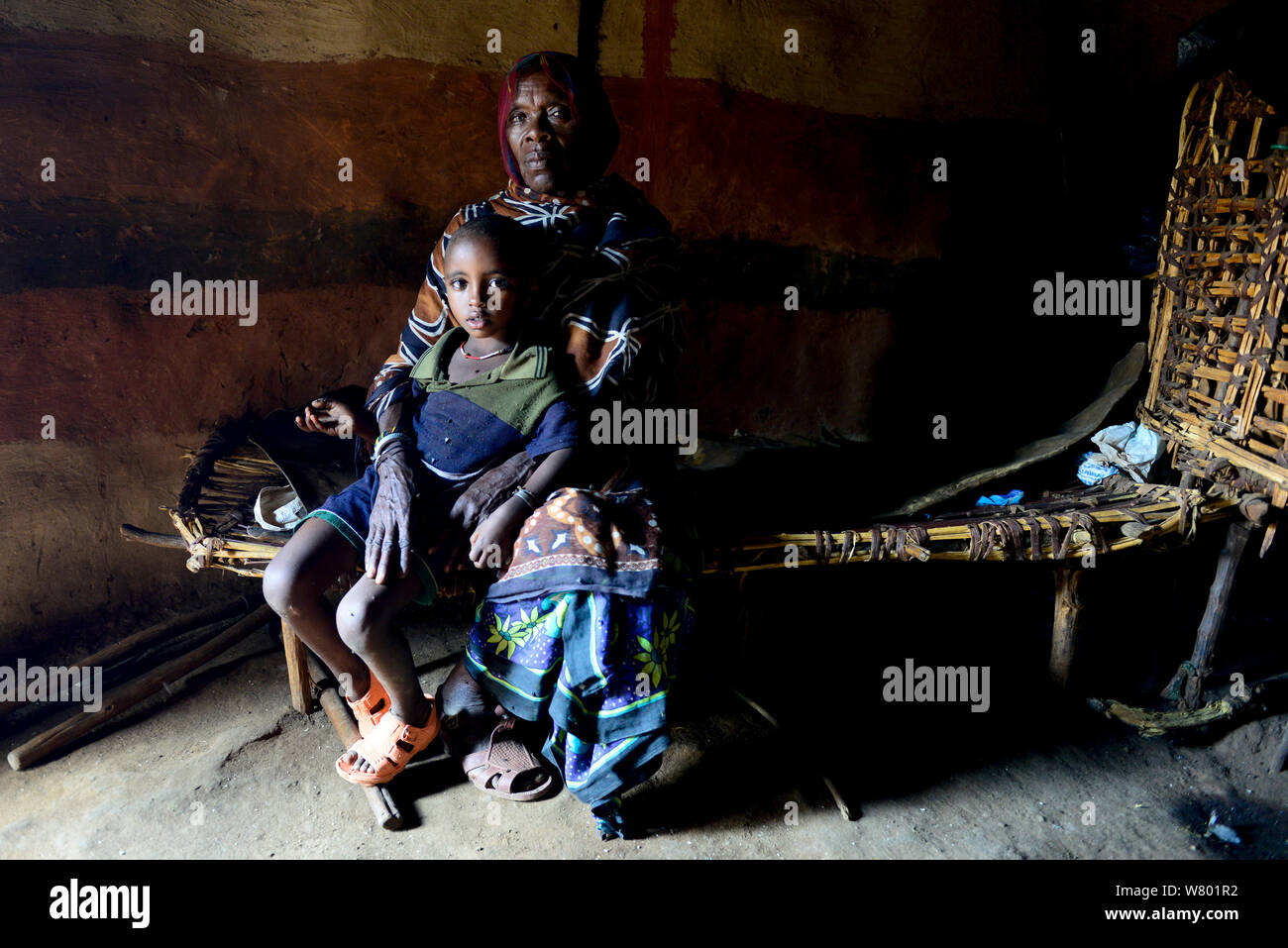 Anziani Borona donna, con la sua giovane nipote. Etiopia, Novembre 2014 Foto Stock