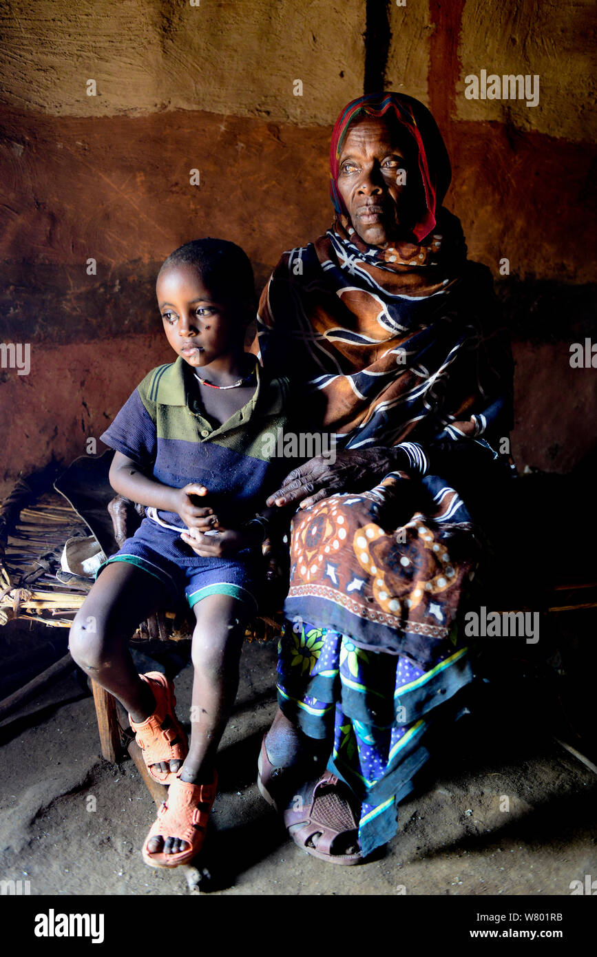 Anziani Borona donna, con la sua giovane nipote. Etiopia, Novembre 2014 Foto Stock