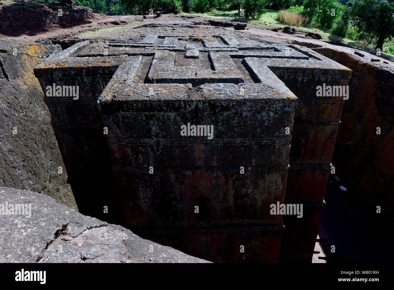Bet Giyorgis chiesa, una chiesa scavate nella solida roccia di tufo, vista dall'alto che mostra la sua forma a croce, Lalibela. UNESCO - Sito Patrimonio dell'umanità. Etiopia, dicembre 2014. Foto Stock