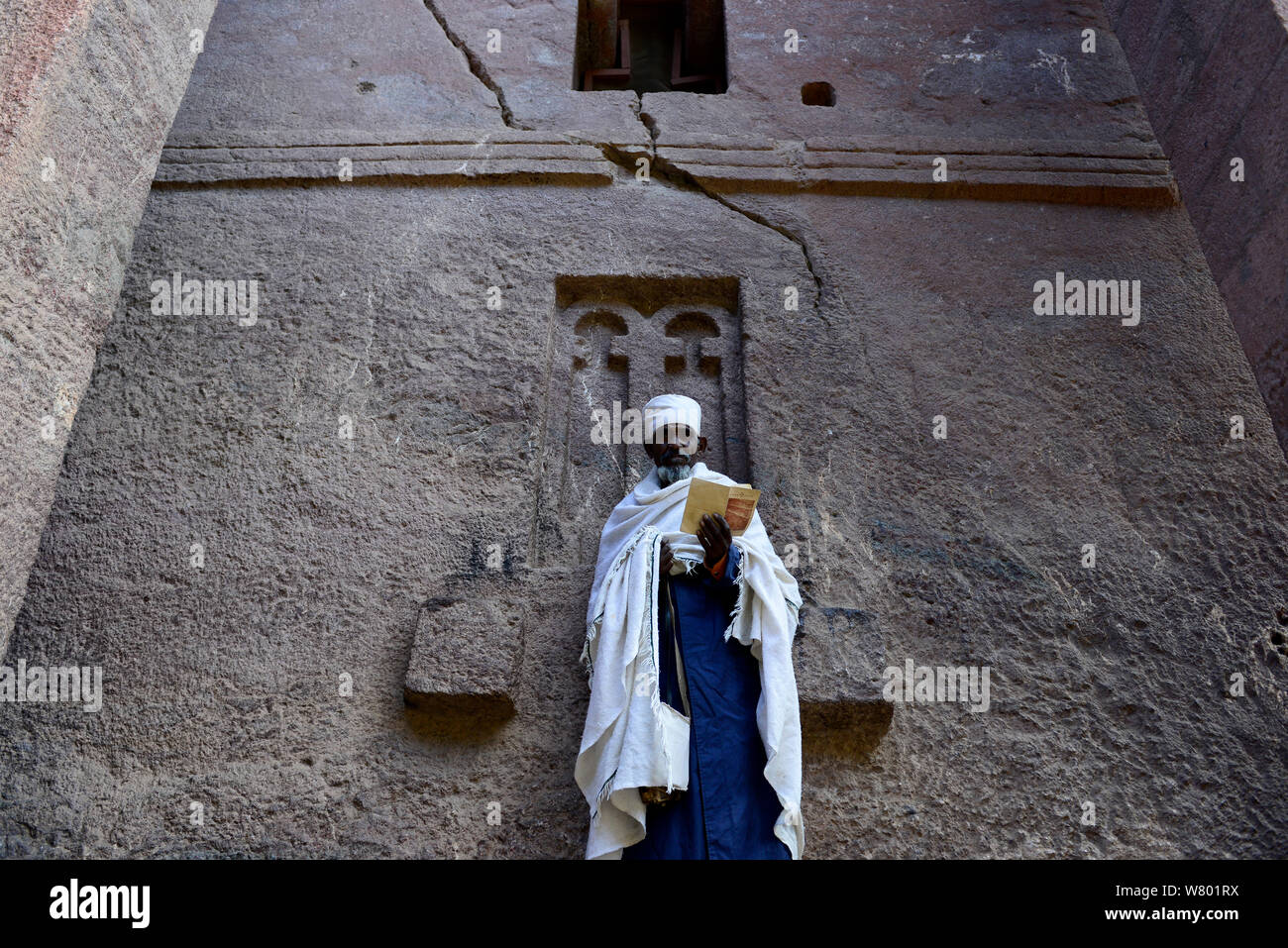 Christian adoratore studiare a Bet Medhane Alem (parte della Northwestern gruppo di chiese di Lalibela). UNESCO - Sito Patrimonio dell'umanità. Lalibela. Etiopia, dicembre 2014. Foto Stock