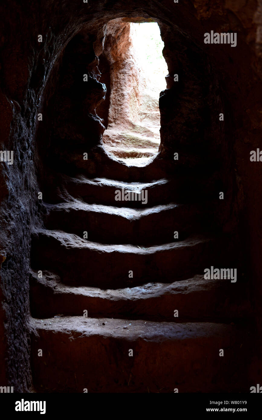 Scale in un tunnel di accesso alle chiese di Lalibela. UNESCO - Sito Patrimonio dell'umanità. Etiopia, dicembre 2014. Foto Stock