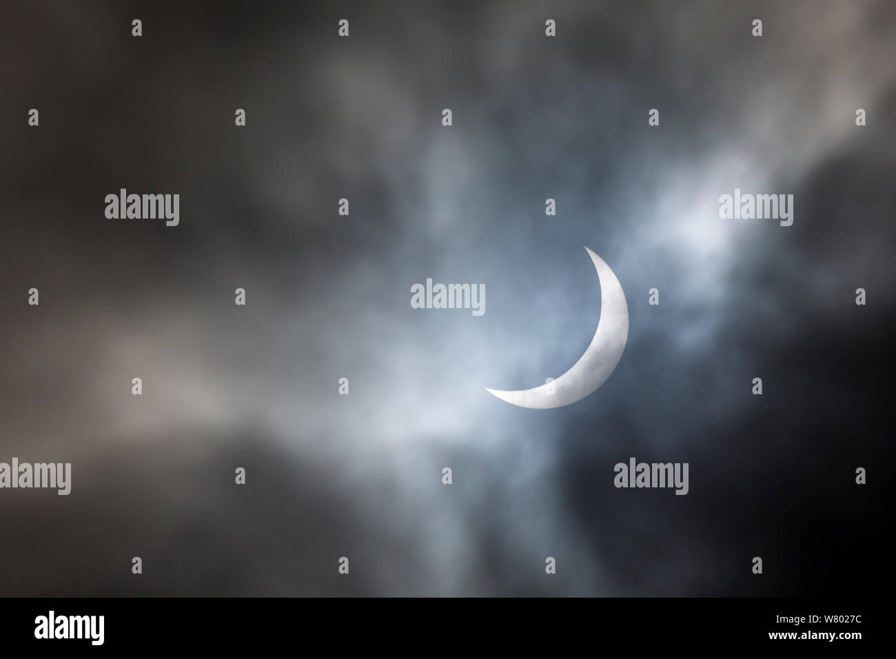 Eclissi solare con parziale copertura nuvolosa, Peak District, Derbyshire, Regno Unito. Xx Marzo 2015. Foto Stock