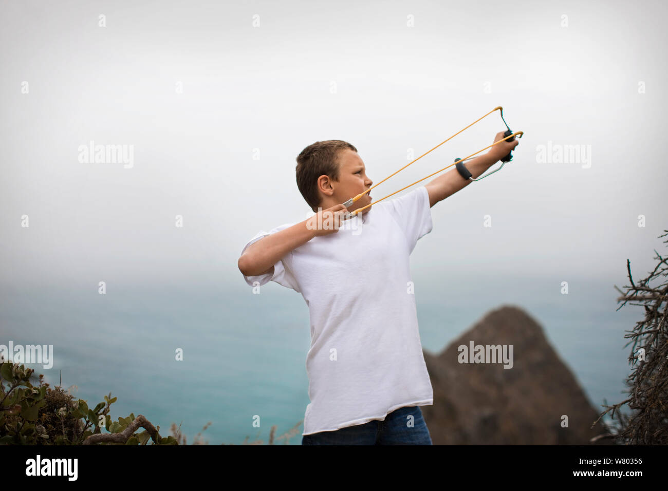 Ragazzo slingshot riprese dall'alto Foto Stock