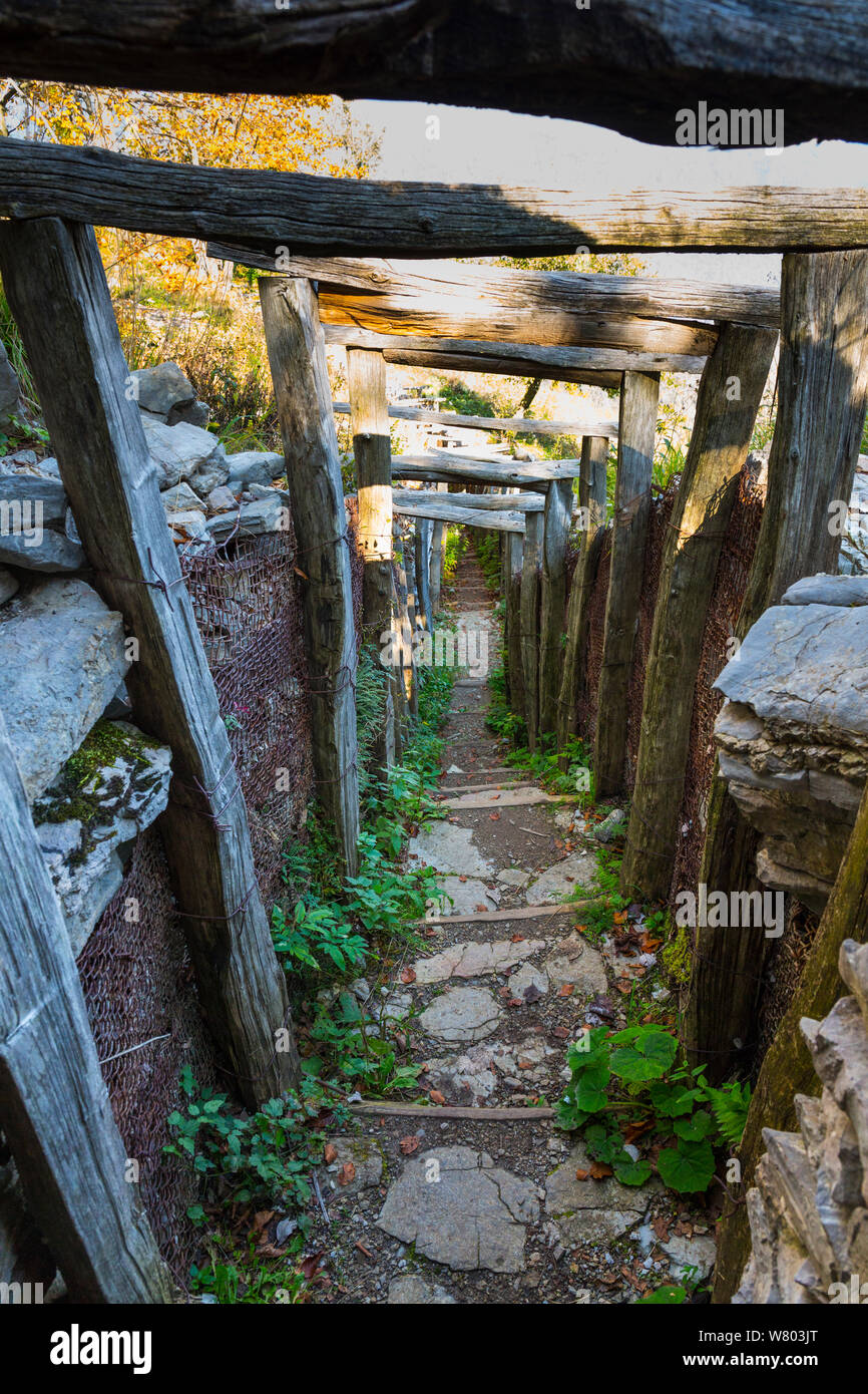 Mengore Hill Museum, il pulita e restaurata resti del primo Impero austro-ungarico linea di difesa dalla prima guerra mondiale. Passeggiata della Pace, Soca Valley, sulle Alpi Giulie, Slovenia, ottobre 2014. Foto Stock