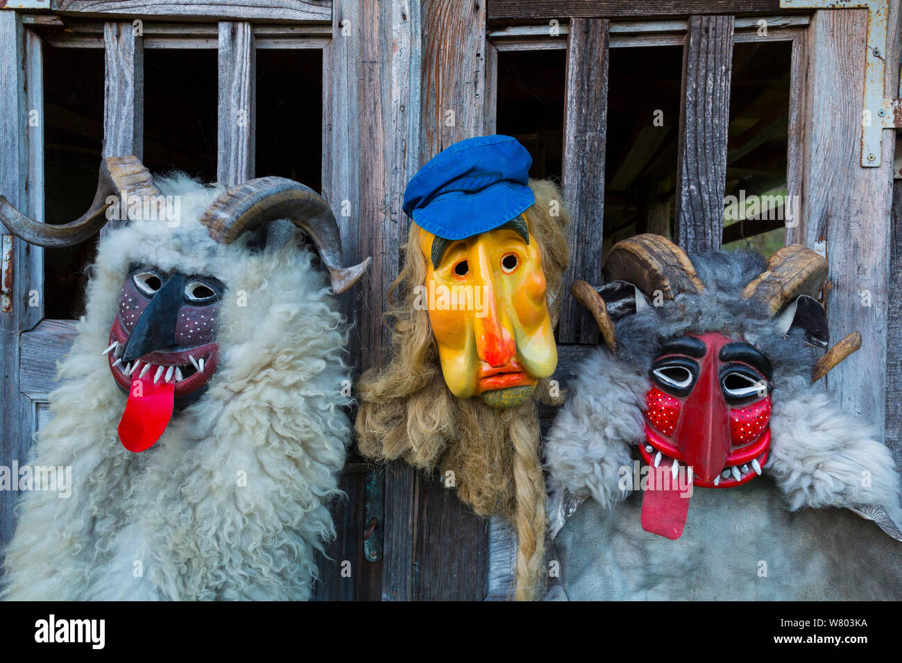 Le maschere utilizzate per il carnevale di Dreznica, Dreznica, sulle Alpi Giulie, Slovenia, ottobre 2014. Foto Stock