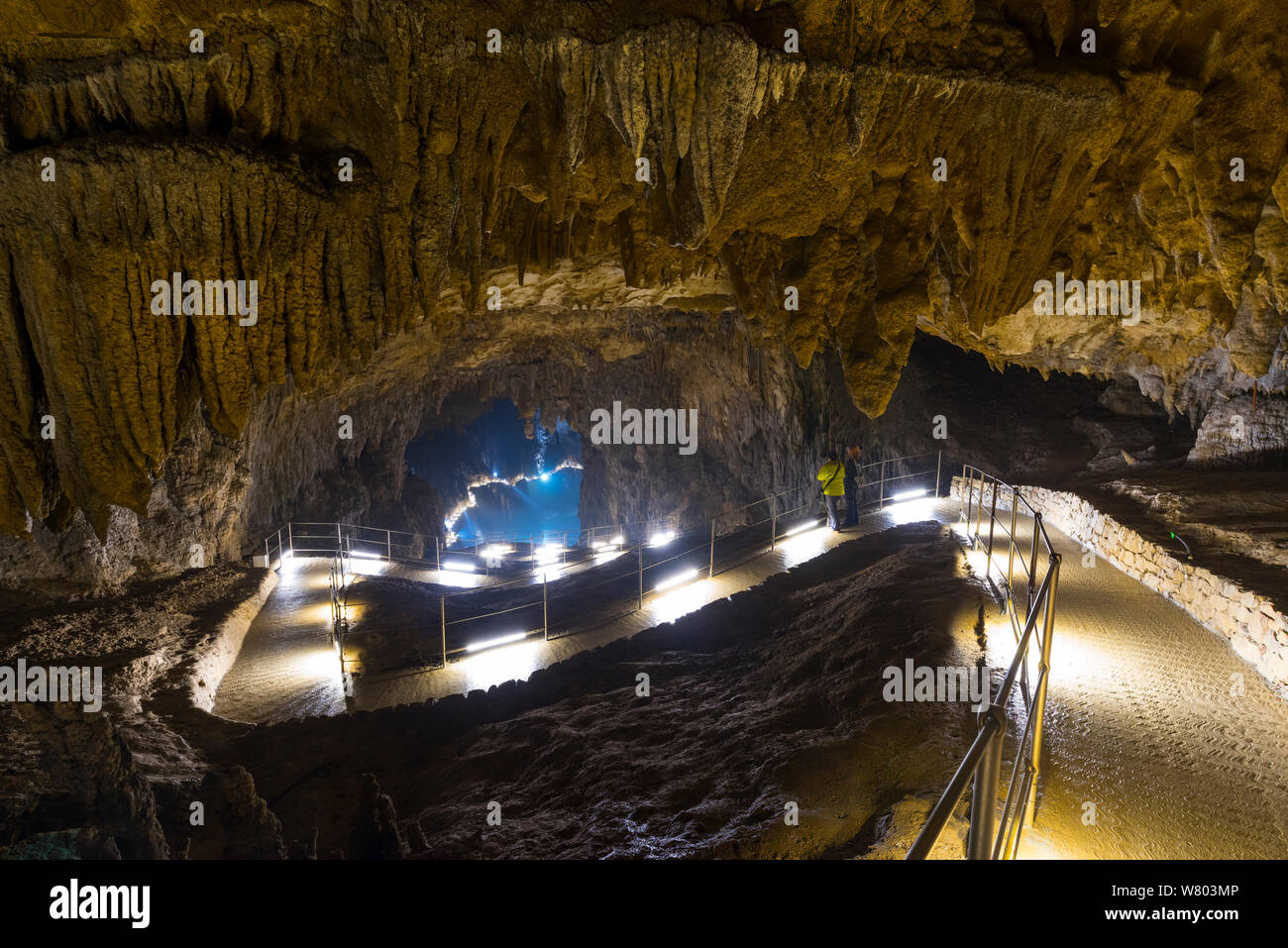 I turisti a piedi lungo il sentiero illuminato in Skocjan grotte carsiche verde, Slovenia, ottobre 2014. Foto Stock