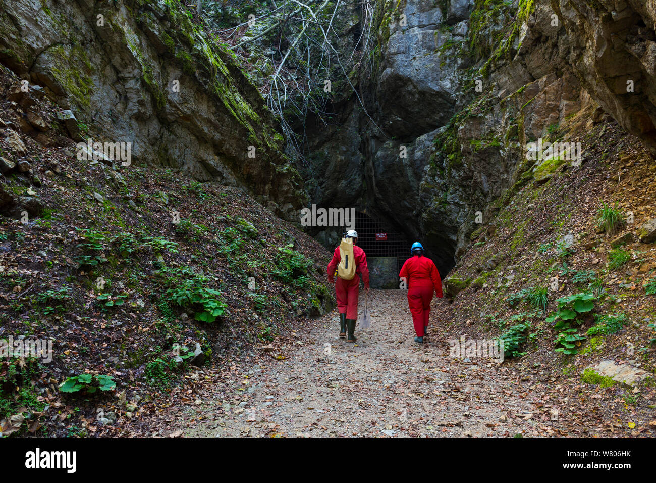 Le persone che entrano a croce (Grotta Krizna jama), Krizevac, Verde Carso, Slovenia, ottobre 2014. Foto Stock