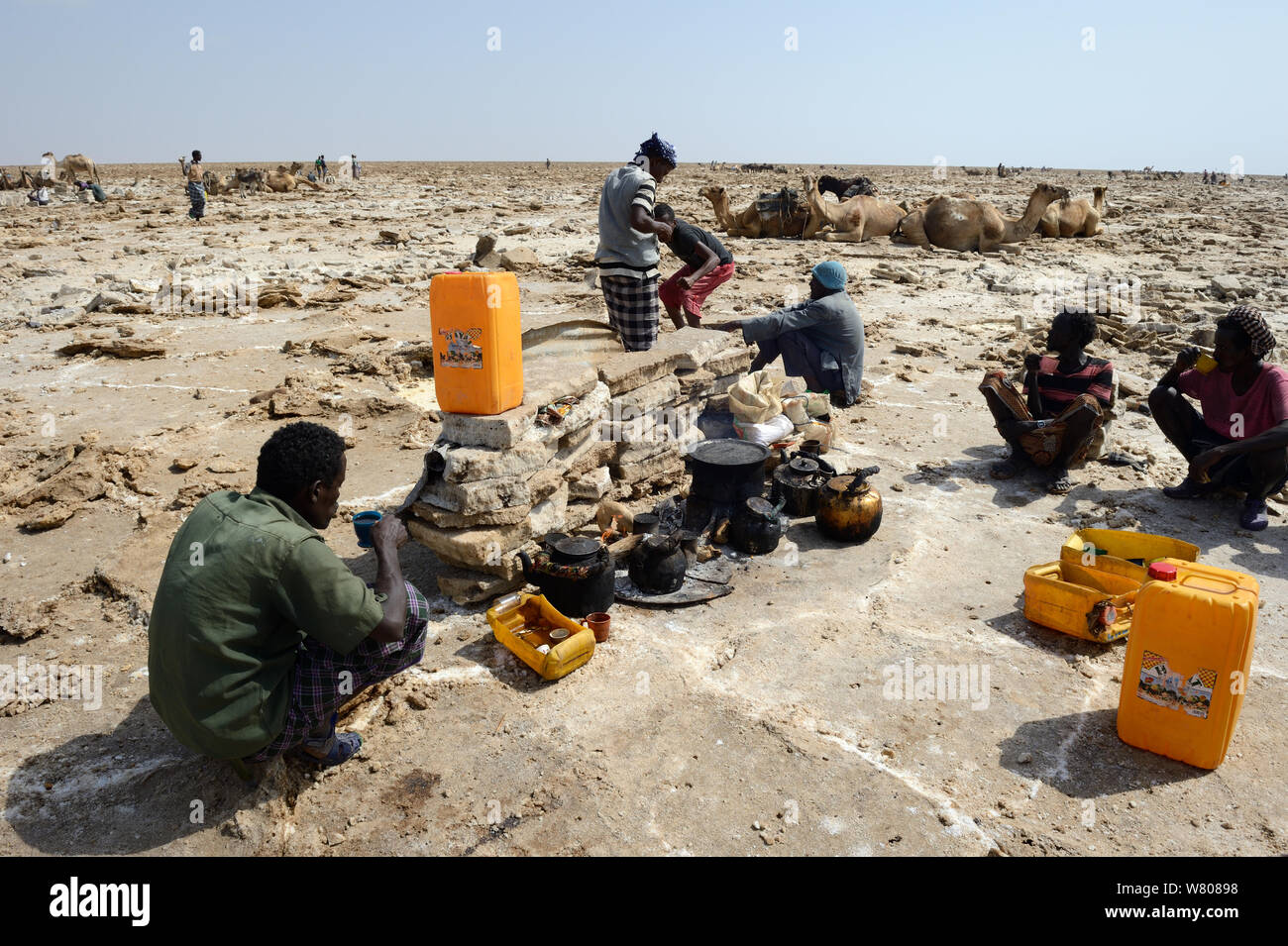 Miniere di sale al lago assale, i lavoratori sono avente una pausa con caffè. Danakil depressione, regione di Afar, Etiopia, marzo 2015. Foto Stock