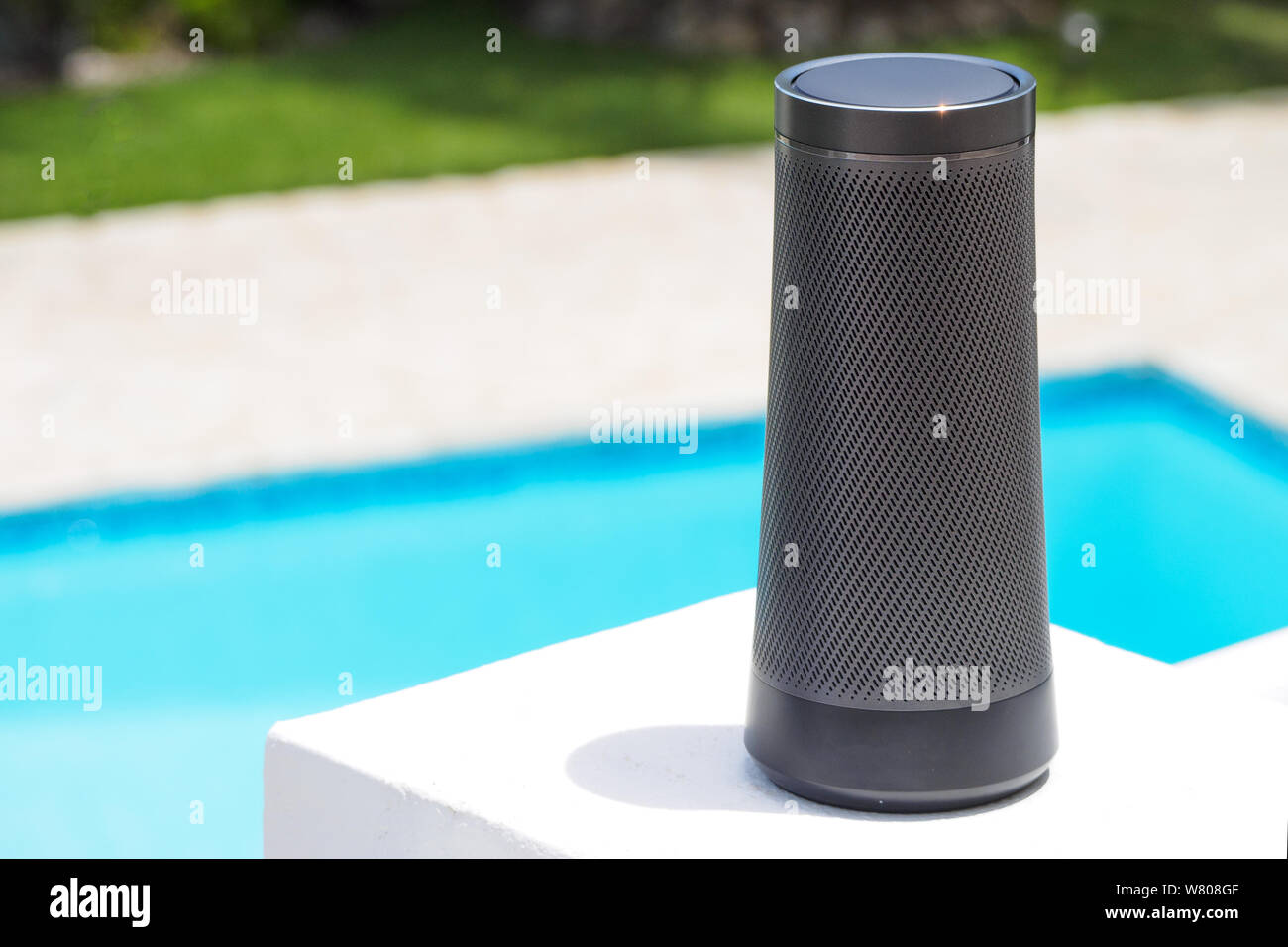 Moderna di musica portatile con altoparlanti con Assistente vocale vicino alla piscina. Foto Stock