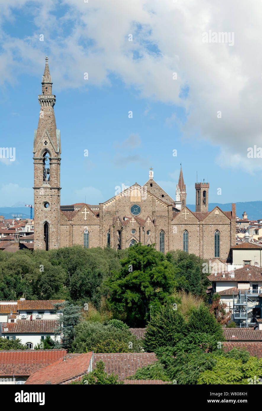 La Basilica di Santa Croce (vista dal lato posteriore) con la torre campanaria contro il cielo blu. Firenze, Italia. Foto Stock