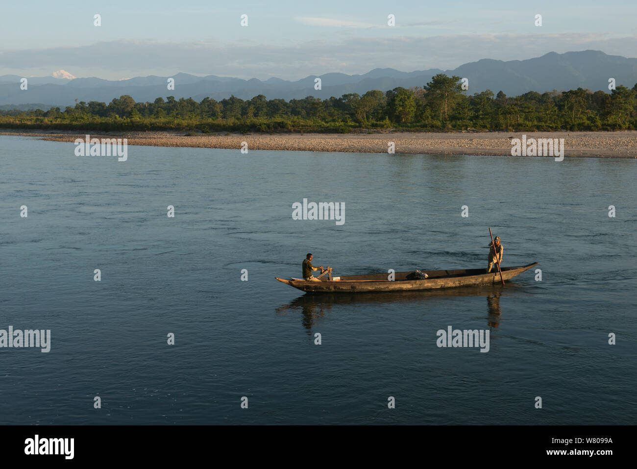 Canoa e guardia parco, Jai Bhoralli River, Nameri riserva faunistica, Assam, nord-est dell India, novembre 2014. Foto Stock