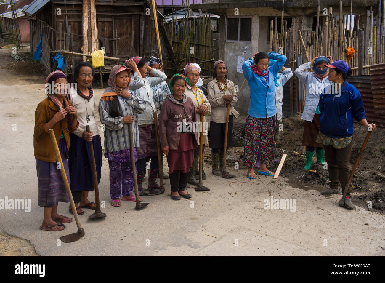 Apatani donne con tatuaggi facciali e naso tradizionali tappi / Yapin Hulo realizzato per farli sembrare poco attraente per i maschi dalle altre tribù. Queste modifiche del viso sono ora fuorilegge. Tribù Apatani, Ziro Valle, foothills dell'Himalaya, Arunachal Pradesh.nord est dell India, novembre 2014. Foto Stock