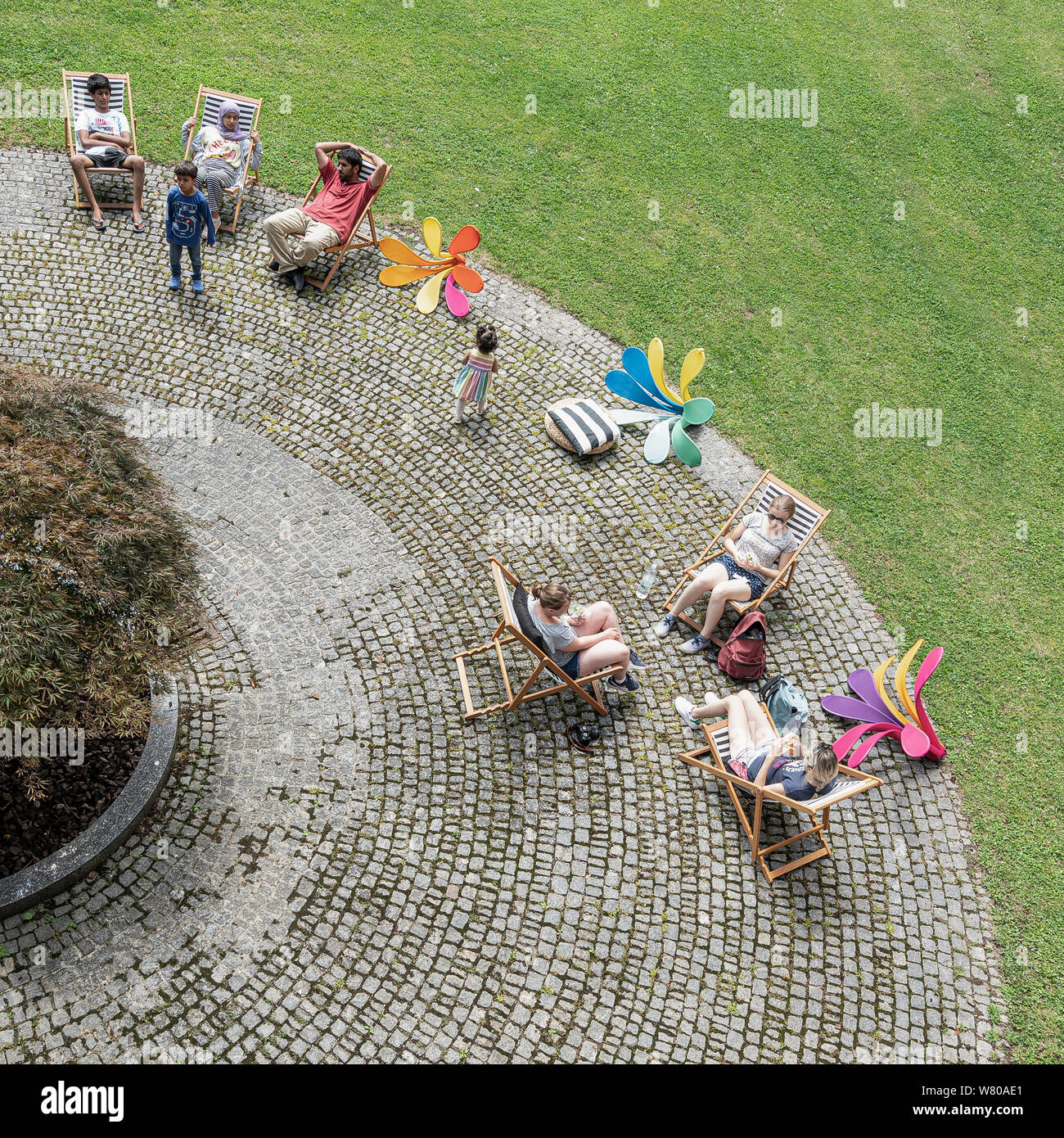 Lubiana, Slovenia. Il 3 agosto 2019. Alcune persone rilassarsi sul prato presso il castello della città Foto Stock