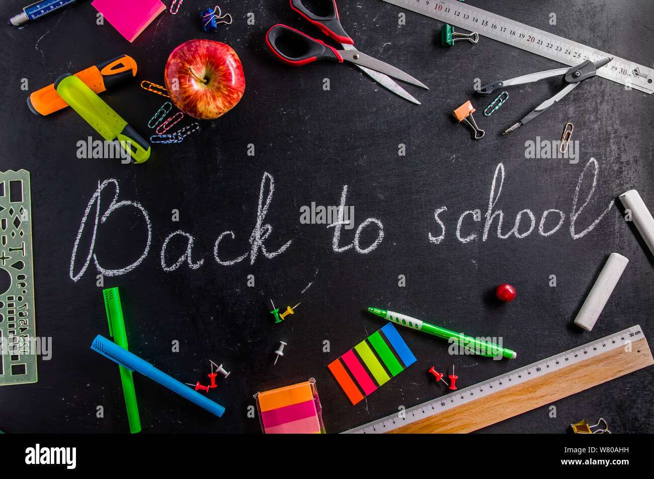 Si torna a scuola scritto su un gesso nero lavagna nera Foto Stock