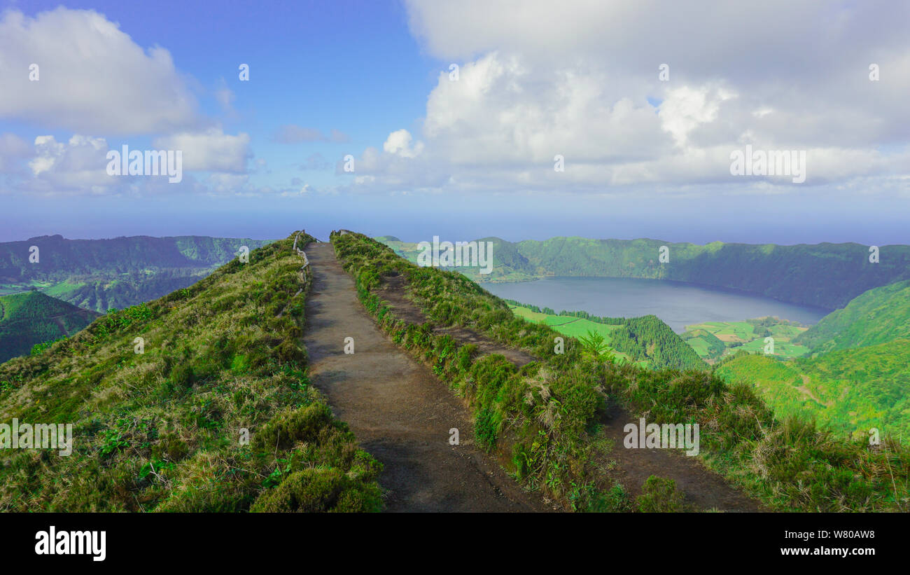 Miradouro da Grota do Inferno, lago blu, verde lago, Sao Miguel, Ponta Delgada, isole Azzorre, Portogallo Foto Stock