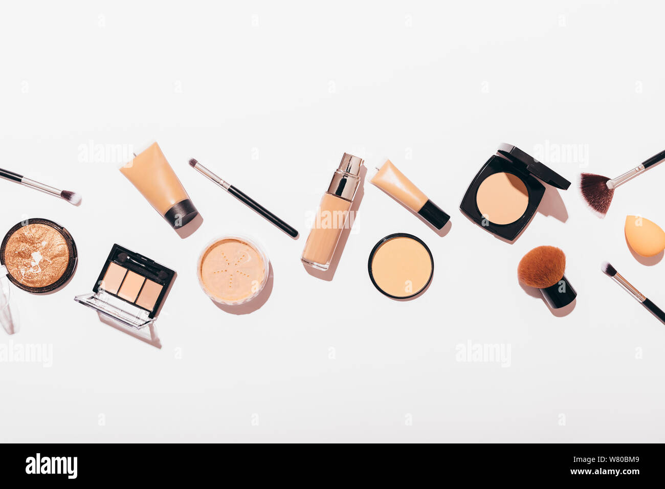Il trucco elegante sfondo di prodotti cosmetici per un look naturale trucco e toni della pelle uniformi, copia dello spazio. Foto Stock