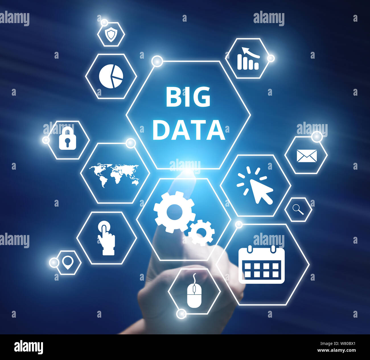 Man mano selezionando e premendo il simbolo delle impostazioni per i dati di grandi dimensioni Foto Stock