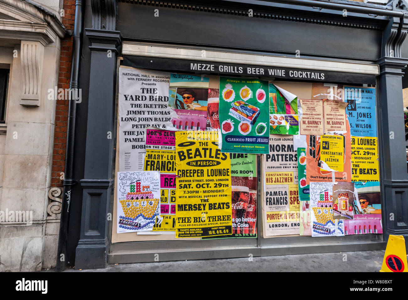 Street nel quartiere di Soho, Londra, impostare vestito per la notte scorsa in Soho e un imminente horror psicologico film diretto da Edgar Wright. Negozio di fronte e vintage ads Foto Stock