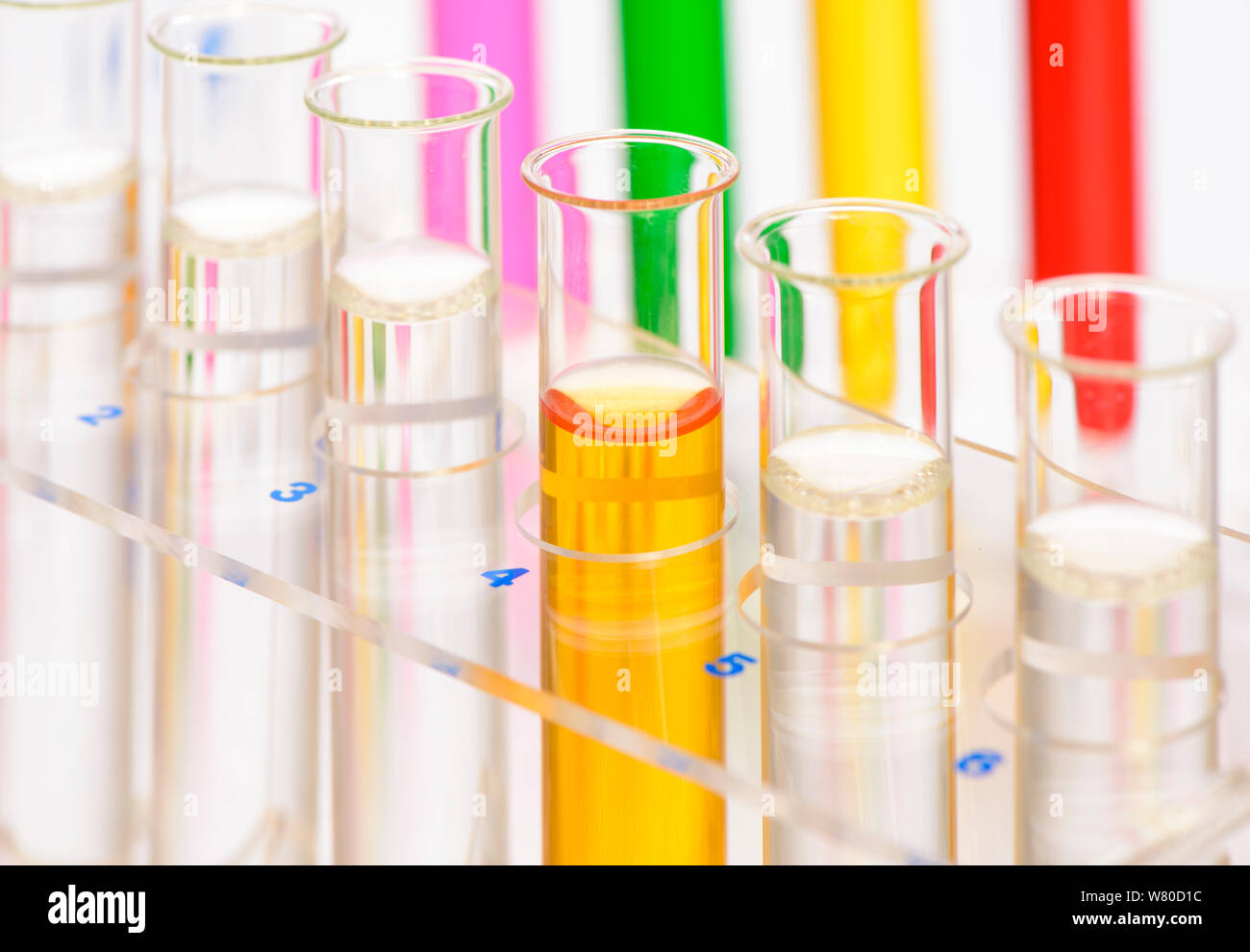 Esperimento scientifico in laboratorio chimico Foto Stock